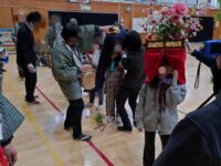 北野神社獅子舞保存会の皆さんと北野小学校にて獅子舞をしました