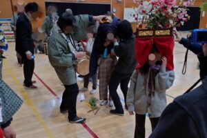 北野神社獅子舞保存会の皆さんと北野小学校にて獅子舞をしました