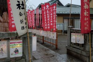 蓮沼町の稲荷神社初午祭の準備