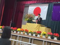 紅梅小学校の卒業式に参列