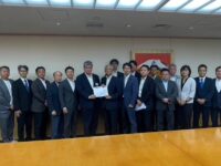 自民党区議団で各種団体と議員団の要望を区長に伝達