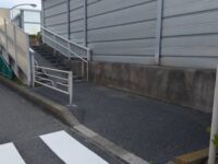 新大宮バイパスの歩道橋をバイクで走行する人がいて、．．．