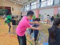 紅梅小学校4年生とマコモ馬作りを行いました