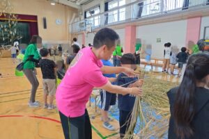 紅梅小学校4年生とマコモ馬作りを行いました