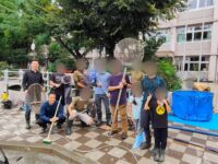 紅梅小学校、錦鯉が泳ぐ校庭の水槽をおやじの会で掃除