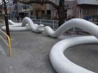 蓮根川緑道(へび公園)にあるへび型遊具