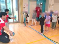 「トヨタモビリティ東京スパークル」による、園児とのバレーボール交流会