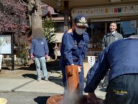 「田遊び」舞台準備、餅つきをしたり、消防団でお焚き上げの支援