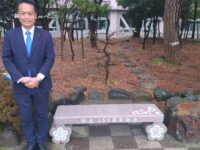 紅梅小学校創立150周年を記念した、モニュメント(ベンチ)の除幕式