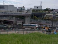 荒川の堤防下で行われている「板橋区かわまちづくり連絡橋工事」