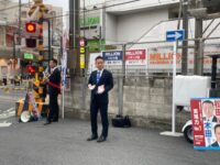 松田やすまさ都議と東武練馬駅北口にてあいさつ