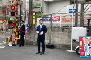 松田やすまさ都議と東武練馬駅北口にてあいさつ