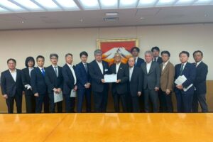 各種団体からの要望と自民党区議団の要望を区長へ手交😃