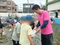 徳丸小学校3年生児童による「ヤゴ救出作戦」😃