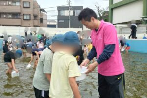 徳丸小学校3年生児童による「ヤゴ救出作戦」😃