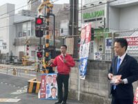 松田やすまさ東京都議員と東武練馬駅北口前にて挨拶