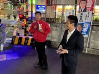 松田やすまさ東京都議と東武練馬駅北口前にて挨拶