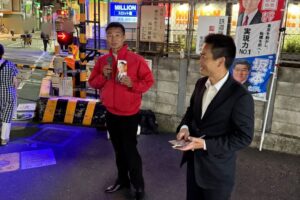松田やすまさ東京都議と東武練馬駅北口前にて挨拶