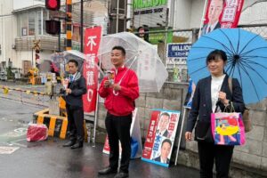 東武練馬駅北口前にて、松田やすまさ都議らと駅頭挨拶
