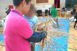 徳丸小学校と紅梅小学校でマコモ馬作り支援
