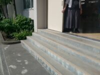 投票会場に臨時の手すり設置予定