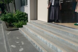 投票会場に臨時の手すり設置予定