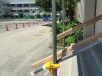 投票会場での臨時の手すり