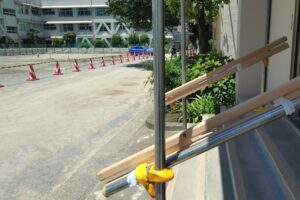 投票会場での臨時の手すり