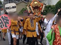 秋季大祭で神輿を担ぐ