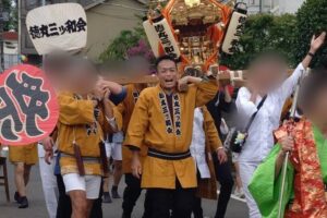 秋季大祭で神輿を担ぐ