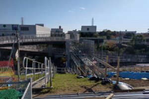 荒川の堤防下で行われている「板橋区かわまちづくり連絡橋工事」