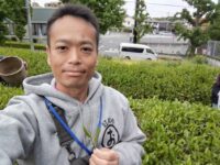 徳丸の茶畑にて、近隣の5つの小学校児童が茶摘み体験