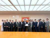 板橋区議会自由民主党議員団が、区長に対して「令和9年度予算要望書」を手交
