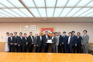 板橋区議会自由民主党議員団が、区長に対して「令和9年度予算要望書」を手交