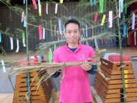 北野小学校で4年生児童のマコモ馬作り支援