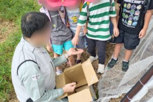 昆虫公園にて、地域の方々からご寄贈いただいたカブトムシを放してもらいました。